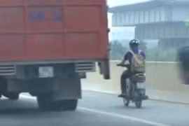 Thanh niên điều khiển xe máy tại đường cao tốc trên cao. (Ảnh cắt ra từ clip)