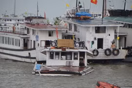 Lại một tàu chở khách tham quan Vịnh Hạ Long bị sóng đánh chìm
