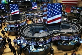 Chứng khoán toàn cầu khởi sắc, S&P lần đầu vượt 2.000 điểm