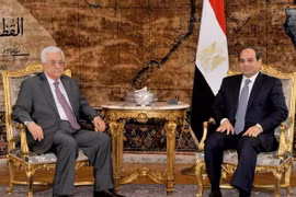 Tổng thống Ai Cập Abdel Fattah al-Sisi (phải) tiếp Tổng thống Palestine Mahmoud Abbas tại thủ đô Cairo. (Nguồn: AFP/TTXVN)