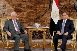 Tổng thống Ai Cập Abdel Fattah al-Sisi (phải) tiếp Tổng thống Palestine Mahmoud Abbas tại thủ đô Cairo. (Nguồn: AFP/TTXVN)