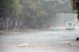 Miền Bắc mưa dông kéo dài, miền Trung nắng nóng dịu dần