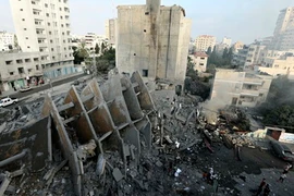 Israel ném bom san phẳng hai tòa nhà cao tầng ở dải Gaza