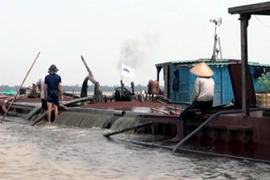 Doanh nghiệp ngang nhiên khai thác cát phớt lờ các quy định