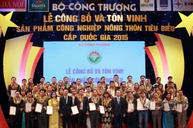 Phó Thủ tướng Vũ Văn Ninh và Thứ trưởng Bộ Nông nghiệp & Phát triển nông thôn Hà Công Tuấn với đại điện các đơn vị có sản phẩm công nghiệp nông thôn tiêu biểu. (Ảnh: Trọng Đạt/TTXVN)