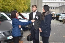 Hai luật sư Amélie Lefèbvre và Bertrand Repolt trả lời phỏng vấn phóng viên TTXVN sau phiên tòa ngày 15/10 tại Tòa Đại hình Evry. (Ảnh: Bích Hà/Vietnam+)