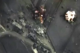 Các vụ không kích của không quân Nga nhằm chính xác vào các mục tiêu dưới mặt đất của IS tại vùng núi ở Syria ngày 30/9. (Nguồn: Reuters/TTXVN)