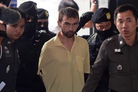 Đối tượng Adem Karadak (giữa) bị cảnh sát áp giải tới tòa án ở thủ đô Bangkok ngày 5/9. (Nguồn: AFP/TTXVN)