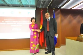 Thứ trưởng Bộ công thương Hồ Thị Kim Thoa và ông Carlo Calenda, thứ trưởng Bộ phát triển kinh tế Italy bên lề cuộc họp. (Ảnh: Đức Hòa/Vietnam+)