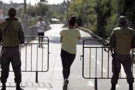 Binh sỹ Isreal gác tại lối vào một khu vực công cộng ở phía tây Jerusalem ngày 14/10. (Nguồn: AFP/TTXVN)