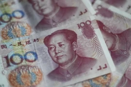 Đồng tiền giấy mệnh giá 100 nhân dân tệ (15,5 USD) tại Bắc Kinh ngày 25/8. (Nguồn: AFP/TTXVN)