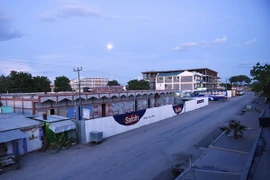 Quang cảnh vắng vẻ, tang thương ở Garissa sau vụ tấn công và khi lệnh giới nghiêm có hiệu lực. (Nguồn: THX/TTXVN)