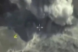 Khói bốc lên sau đợt không kích của Nga xuống một nhà máy chế tạo bom ở Raqqa, Syria ngày 3/10. (Nguồn: Reuters/TTXVN)