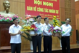 Ông Nguyễn Ngọc Quang (thứ hai từ trái) và ông Phan Việt Cường (thứ hai từ phải) tại Hội nghị bàn về công tác nhân sự tỉnh Quảng Nam. (Ảnh: Nguyễn Sơn/TTXVN)