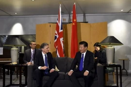 Ngoại trưởng Anh Philip Hammond (thứ hai, trái) và Chủ tịch Trung Quốc Tập Cận Bình (thứ hai, phải) trong cuộc gặp tại London ngày 19/10. (Nguồn: AFP/TTXVN)