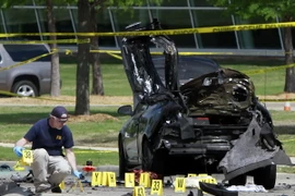 Cảnh sát Mỹ điều tra tại hiện trường vụ nổ súng tại Garland. (Nguồn: AFP/TTXVN)