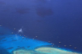 Tàu đánh cá Trung Quốc neo đậu tại bãi đá ngầm Chữ Thập ngày 17/7/2012. (Nguồn: AFP/TTXVN)