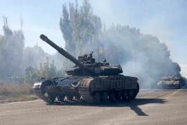 Xe tăng rút khỏi thị trấn Aleksandrovsk, gần Luhansk, Ukraine ngày 3/10. (Nguồn: THX/TTXVN)