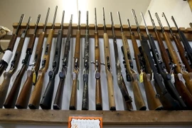 Súng được bày bán tại một cửa hàng ở Roseburg, Oregon ngày 3/10. (Nguồn: Reuters/TTXVN)