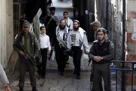 Cảnh sát Israel gác trên một tuyến phố ở khu vực thành cổ của Jerusalem. (Nguồn: AFP/TTXVN)