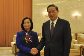 Phó Chủ tịch MTTQ Bùi Thị Thanh hội kiến Chủ tịch Ủy ban Toàn quốc Hội nghị Hiệp thương Chính trị Nhân dân Trung Quốc Du Chính Thanh. (Ảnh: Hải Yến/TTXVN)