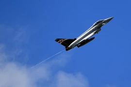 Máy bay chiến đấu Eurofighter Typhoon bay trình diễn tại triển lãm. (Nguồn: AFP/TTXVN)