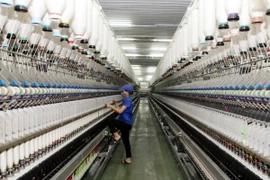 Công ty Dệt Hà Nam đầu tư hàng chục tỷ đồng lắp đặt dây chuyền se sợi xuất khẩu hiện đại chuẩn bị cho tiến trình hội nhập thực hiện TPP. (Ảnh: Trần Việt/TTXVN)
