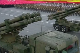 Khí tài quân sự Triều Tiên tại lễ duyệt binh trên Quảng trường Kim Nhật Thành ở Bình Nhưỡng ngày 10/10. (Nguồn: Yonhap/TTXVN)