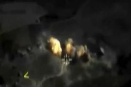  Trực thăng không quân Nga không kích chính xác một mục tiêu của IS tại Raqqa, Syria ngày 3/10. (Nguồn: Reuters/TTXVN)