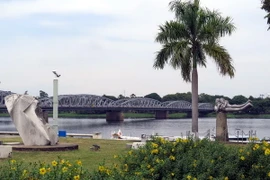 Cảnh quan Công viên 3-2 bên cầu Tràng Tiền. (Ảnh: Quốc Việt/TTXVN)