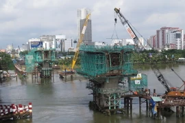 Đoạn vượt sông Sài Gòn đang được thi công khẩn trương với chiều rộng 11m, 2 trụ chính đã thành hình. (Ảnh: Hoàng Hải/TTXVN)