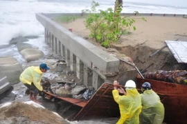Sóng đánh vỡ bờ kè khu vực Bãi biển Cửa Đại, Thành phố Hội An, tỉnh Quảng Nam. (Ảnh minh họa: TTXVN phát)