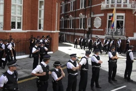 Cảnh sát Anh được triển khai bên ngoài Đại sứ quán Ecuador ở London (Anh) ngày 19/8/2012. (Nguồn: Reuters/TTXVN)