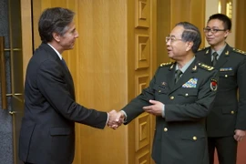 Tổng tham mưu trưởng quân đội Trung Quốc Phòng Phong Huy (giữa) có cuộc gặp với Thứ trưởng Ngoại giao Mỹ Antony Blinken (trái) đang trong chuyến thăm Trung Quốc nhằm tăng cường quan hệ song phương. (Nguồn: AFP/TTXVN)