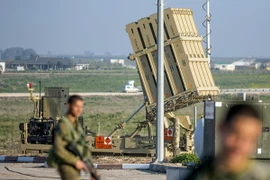 Binh sỹ Israel tuần tra tại khu vực triển khai khẩu đội tên lửa Vòm Sắt ở Cao nguyên Golan ngày 20/1. AFP/TTXVN