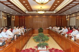 Bộ Chính trị làm việc với Ban Thường vụ Thành ủy Hà Nội (Ảnh: Trí Dũng/TTXVN)