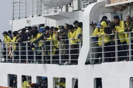 Người thân các nạn nhân vụ chìm phà tại lễ tưởng niệm ngày 15/4. (Nguồn: AFP/TTXVN)
