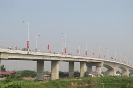 Cầu Hàn nhìn từ đê sông Thái Bình. (Ảnh: Mạnh Minh/TTXVN)