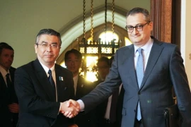 Thứ trưởng Ngoại giao Nga Igor Morgulov (phải) và người đồng cấp Nhật Bản Shinsuke Sugiyama tại cuộc gặp tháng 8/2013. (Nguồn: Kyodo/TTXVN)