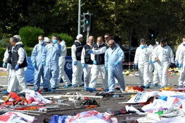 Lực lượng chức năng Thổ Nhĩ Kỳ làm việc tại hiện trường vụ đánh bom ở Ankara ngày 10/10. (Nguồn: Reuters/TTXVN)