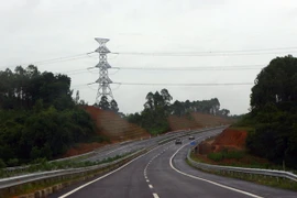 Một đoạn đường cao tốc Hà Nội-Lào Cai thuộc địa bàn tỉnh Vĩnh Phúc. (Ảnh: Huy Hùng/TTXVN)