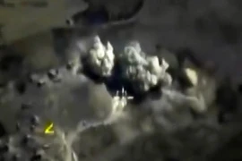 Khói bốc lên sau cuộc không kích của Nga vào một kho vũ khí của IS ở Raqqa, Syria. (Nguồn: AFP/TTXVN)