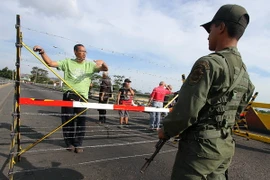 Người dân Colombia tại biên giới với Venezuela ở Cucuta ngày 22/8. (Nguồn: AFP/TTXVN)