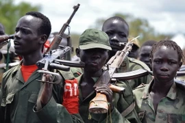 Các tay súng Phong trào Dân chủ Nam Sudan tuần tra tại Gumuruk. (Nguồn: AFP/TTXVN)