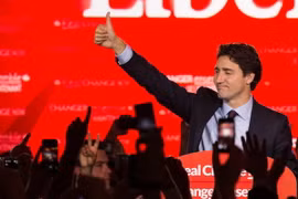 Chủ tịch Đảng LIP Justin Trudeau bên những người ủng hộ sau khi kết quả bầu cử được công bố, tại Montreal ngày 20/10. (Nguồn: AFP/TTXVN)
