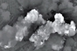 Khói bốc lên do nổ lớn sau một vụ không kích của Nga nhằm vào kho đạn của IS tại tỉnh Hama, Syria. (Nguồn: AFP/TTXVN)