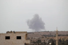 Khói bốc lên sau một cuộc không kích tại Idlib, Syria ngày 1/10. (Nguồn: Reuters/TTXVN)