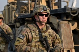 Binh sỹ Mỹ điều tra tại hiện trường một vụ đánh bom ở Kabul, Afghanistan ngày 5/1. (Nguồn: AFP/TTXVN)