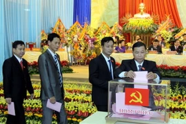 Các đại biểu bầu Ban Chấp hành Đảng bộ tỉnh Yên Bái khóa 18, nhiệm kỳ 2015-2020. (Ảnh: Thế Duyệt/TTXVN)