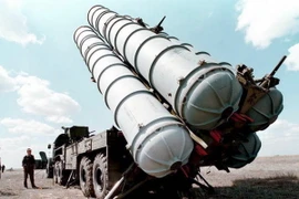 Tên lửa phòng không S-300 của Nga chuẩn bị được phóng thử tại trung tâm huấn luyện quân sự ở Nga năm 1996. (Nguồn: AFP/TTXVN)